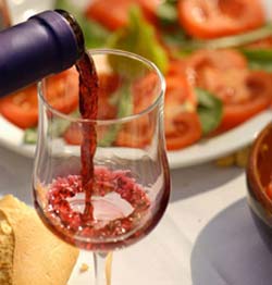 Consumat cu moderatie, vinul rosu micsoreaza nivelul colesterolului si previne accidentele cardiovasculare. S-a descoperit recent...