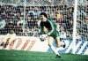 7 mai 1986. Helmuth Duckadam, eroul de
la Sevilla, este singurul portar din
lume care a aparat 4 lovituri
consecutive de departajare de la 11
metri intr-o partida oficiala de fotbal
- finala Cupei ...