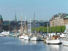 In Suedia, la o populatie de ~ 9 milioane de locuitori, existau in 2010 ~ 1 milion de barci (orice fel de ambarcatiune), adica o...