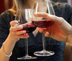 Consumul moderat de alcool, in special de vin rosu, ar putea duce la o usoara crestere a nivelului IQ-ului, in cazul adultilor...