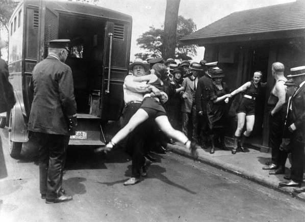 In America anilor 1923, cea mai liberala tara din lume, aceste femei erau arestate, in Chicago, pentru ca indraznisera sa poarte...