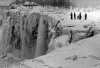 In iarna anului 1932 a fost atat de frig
incat cascada Niagara Falls a inghetat
complet.