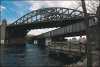 Podul Universitatii din Boston (pe
Commonwealth Avenue, Boston,
Massachusetts) este singurul loc din
lume unde un vapor poate trece pe sub un
tren care trece pe sub o masina care
trece pe sub un ...