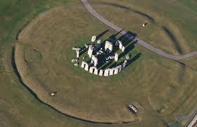 Varsta estimata a complexului megalitic de la Stonehenge este de aproximativ 5000 de ani. Complexul este compus din blocuri...