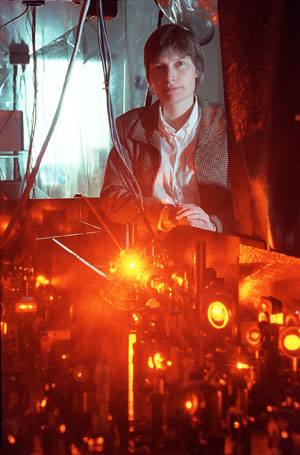 Lene Vestergaard Hau, un fizician danez de la Harvard (femeie), a reusit sa faca lumina sa incetineasca pana la 17 metri/secunda...